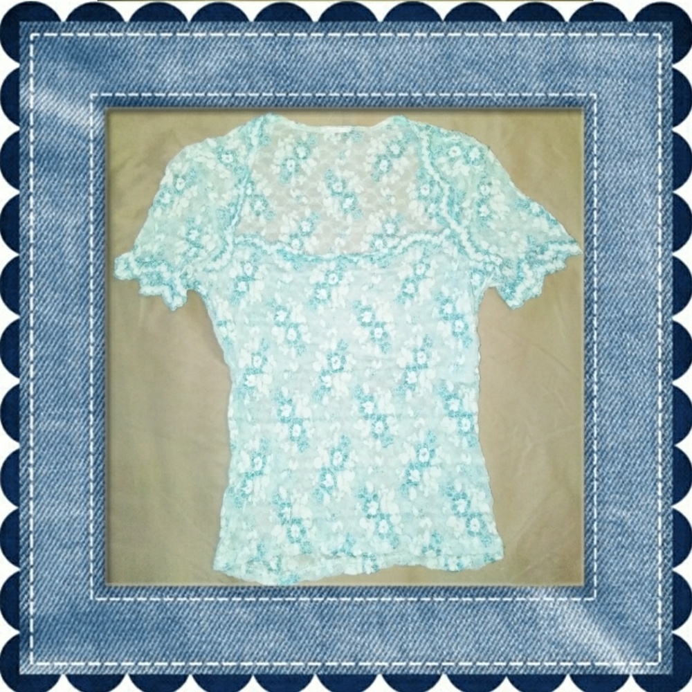 🌺FREE WITH PURCHASE OVER $10***PRETTY LACE TOP